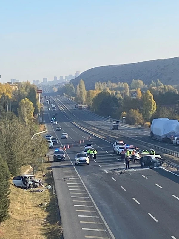 Otomobiliyle ters yönde ilerleyen sürücü kazaya yol açtı: 3 ölü, 2 yaralı