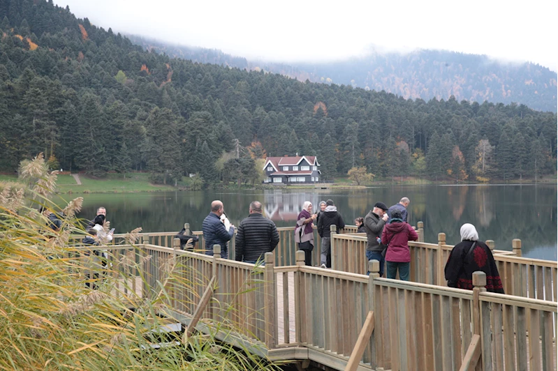 Bolu Gölcük Tabiat Parkı, sonbaharda da misafirlerini ağırlıyor