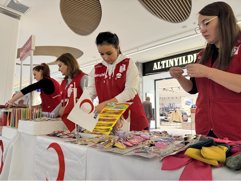 Türk Kızılay gönüllüleri ihtiyaç sahibi çocuklar için kermes düzenledi