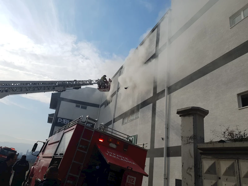 Bursa’da mobilya fabrikasında çıkan yangın ekipler tarafından kısa sürede  söndürüldü 