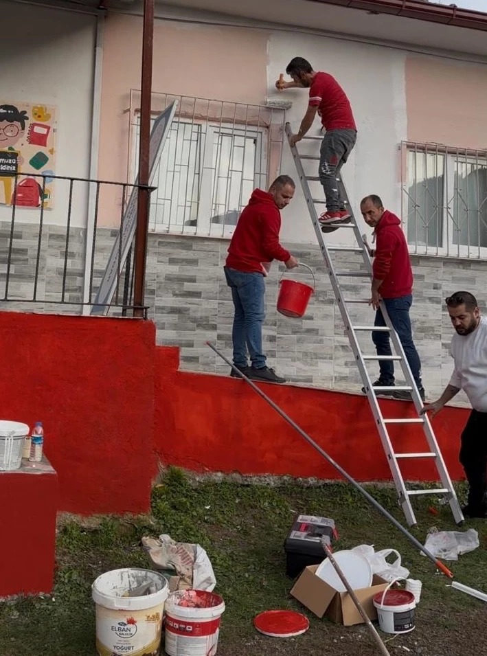 1965 Samsunspor Derneği üyeleri okul boyadı