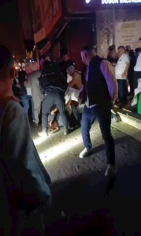 İstanbul - Beyoğlu’nda düğün çıkışı tekmeli yumruklu kavga; polis güçlükle ayırdı 