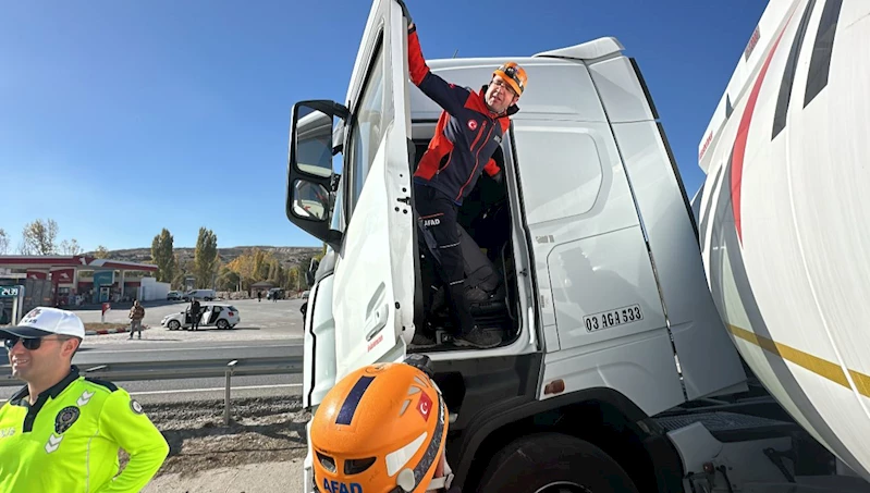 Sürücüsünün makas attığı TIR refüje girdi, kara yolu 1 saat ulaşıma kapandı