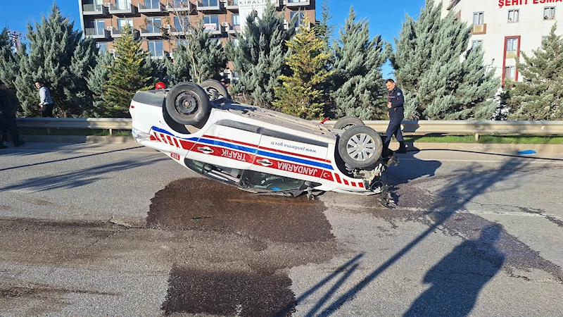 Jandarma trafik otosu takla attı; 2 yaralı