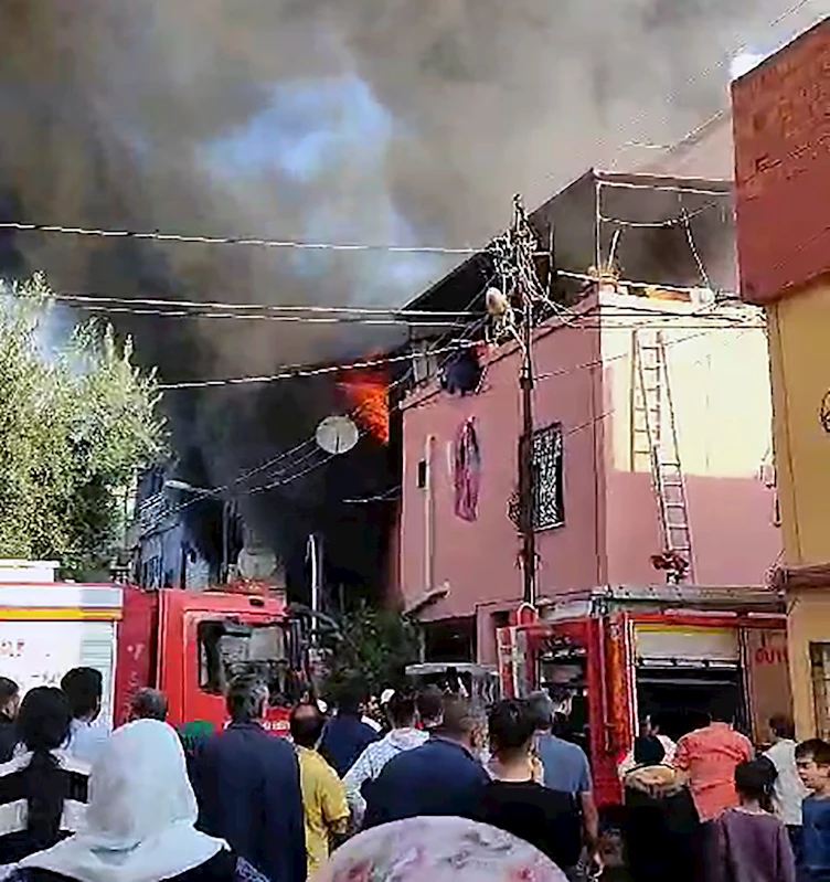 Alevlerin sardığı evde mahsur kalan 1’i bebek, 4 kişi kurtarıldı