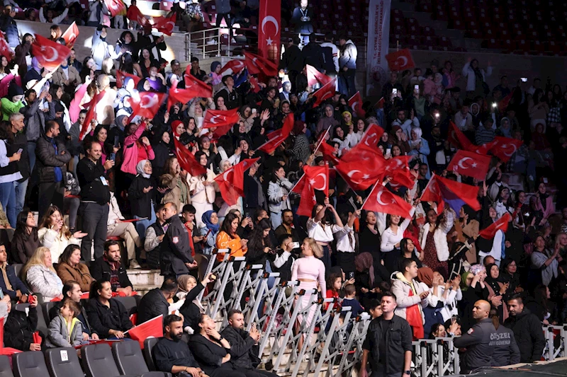 Sinan Akçıl Hatay’da Cumhuriyet konseri verdi 