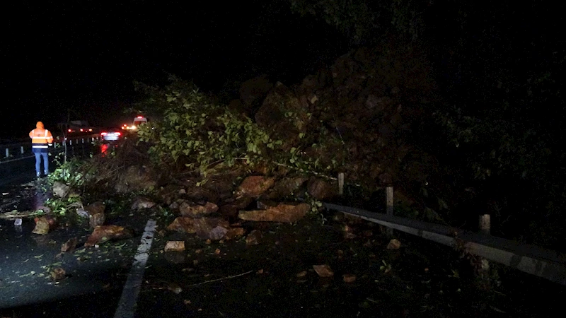 Rize’de heyelan; Karadeniz Sahil Yolu tek yönlü ulaşıma kapandı; 3 araçta hasar oluştu