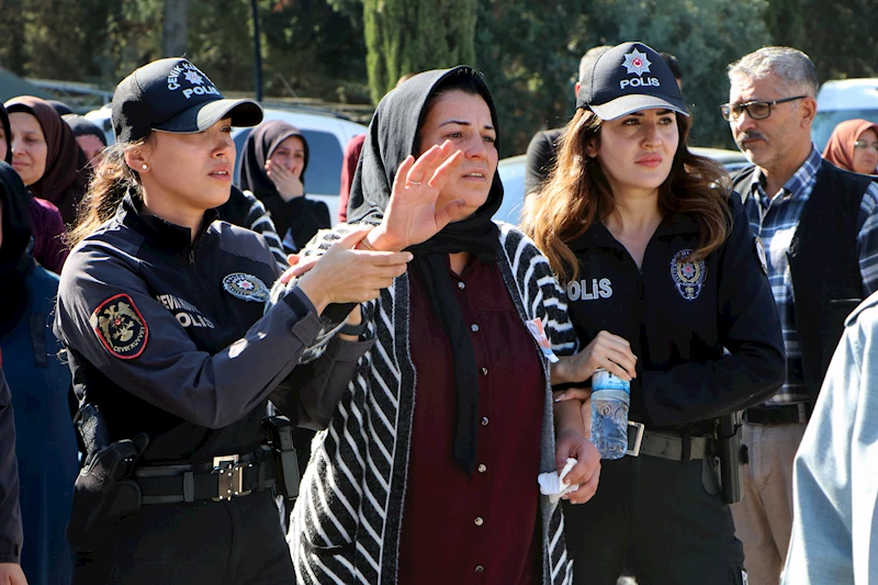 Polis eşini son yolculuğuna selam vererek uğurladı