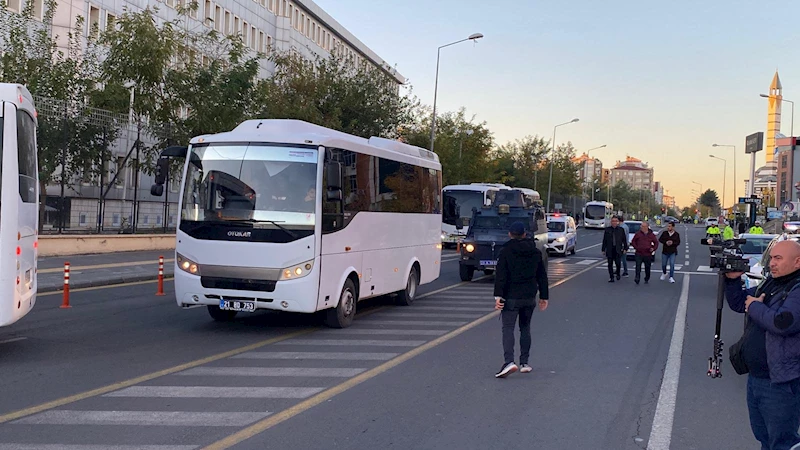 Narin Güran cinayetinde tutuklu sanıklar, ilk duruşma için Diyarbakır Adliyesi