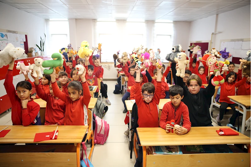 İlkokul öğrencileri gösteride kullandıkları oyuncakları Diyarbakırlı çocuklara gönderdi