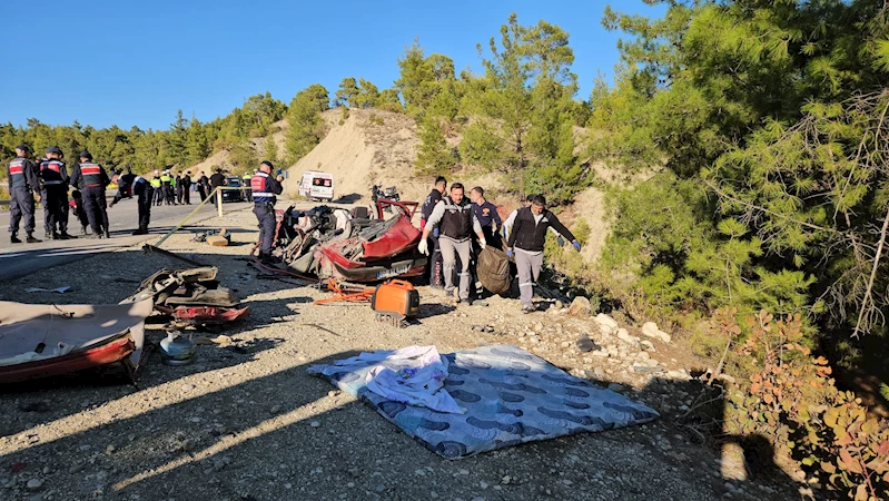 TIR ile 3 otomobil zincirleme kazaya karıştı: 2 ölü, 6 yaralı (2)