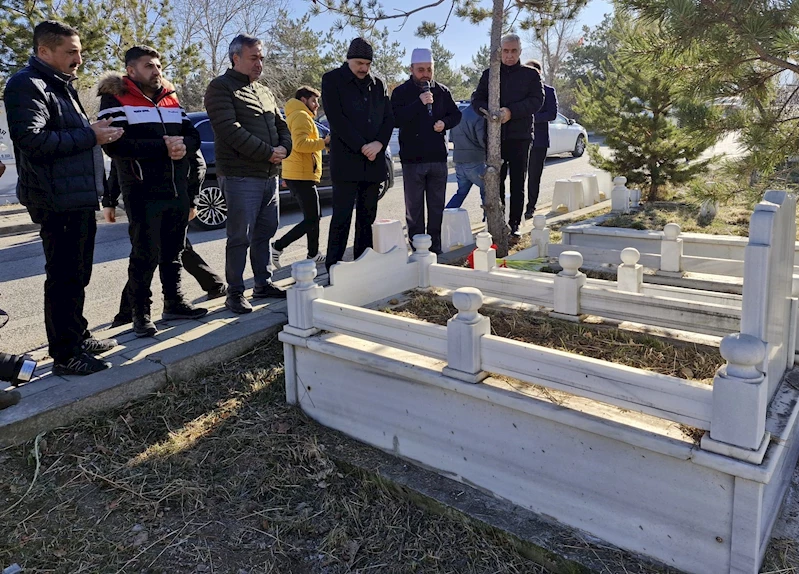 Van depreminde hayatını kaybeden DHA muhabiri Sebahattin Yılmaz, kabri başında anıldı