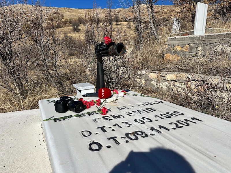 Depremde hayatını kaybeden DHA muhabiri Cem Emir, kabri başında anıldı