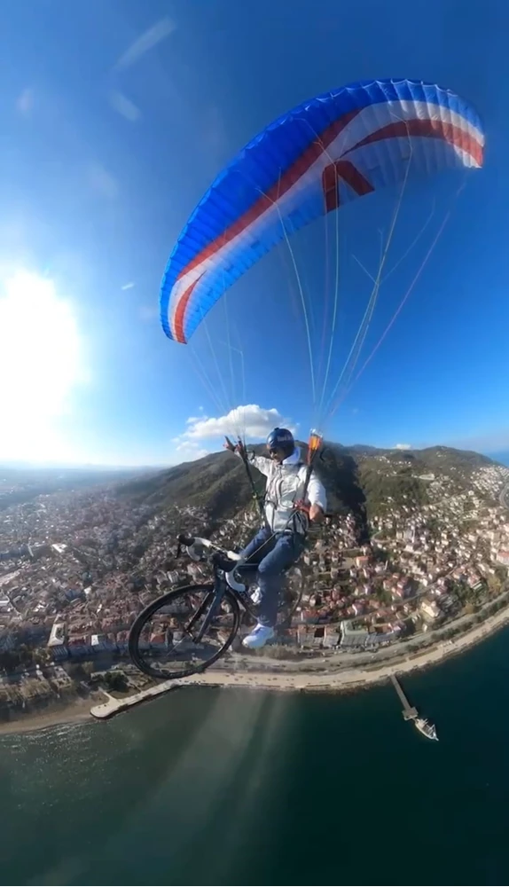 Ordulu yamaç paraşütü pilotu, havada bisikletiyle pedal çevirdi