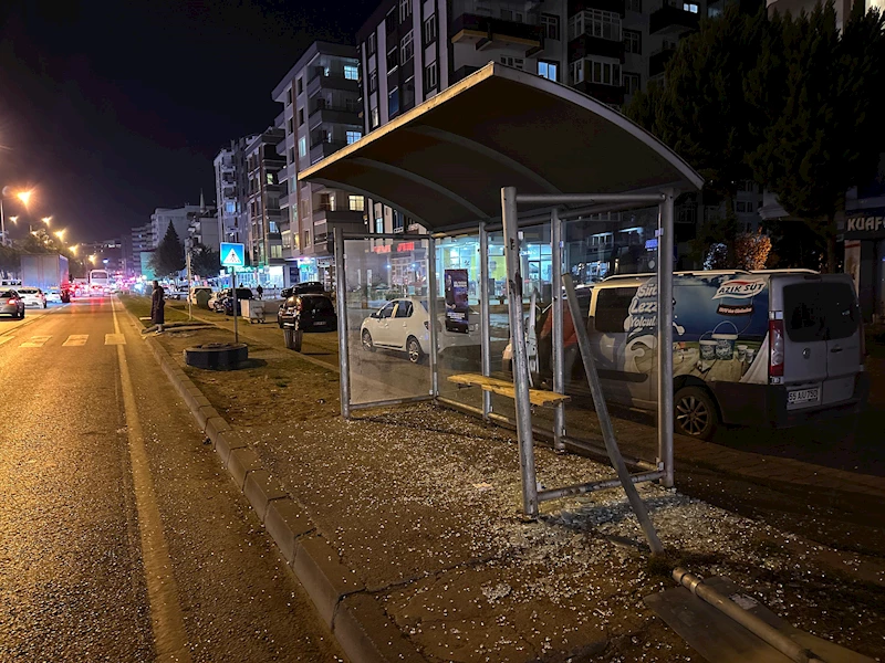 Seyir halindeki kamyondan ayrılan lastik otobüs durağına çarptı: 1 yaralı