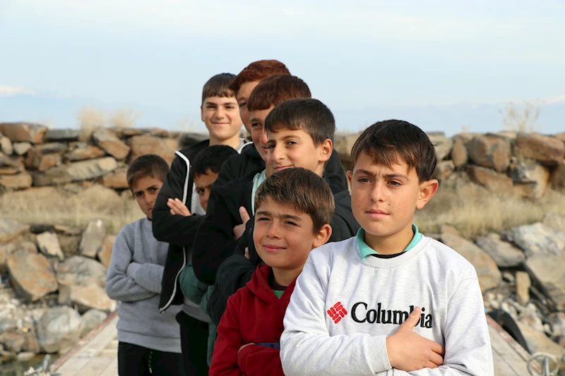 Yazın girdikleri Van Gölü