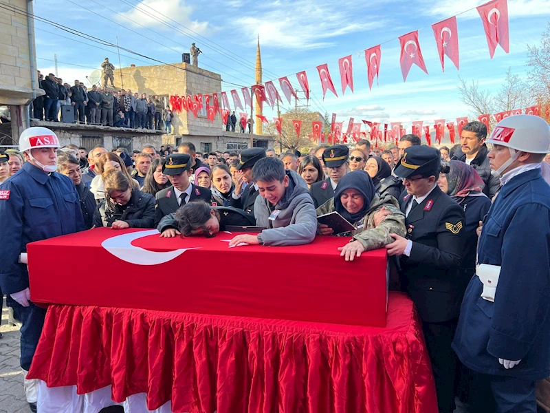 Şehit oğlunu son yolculuğuna 