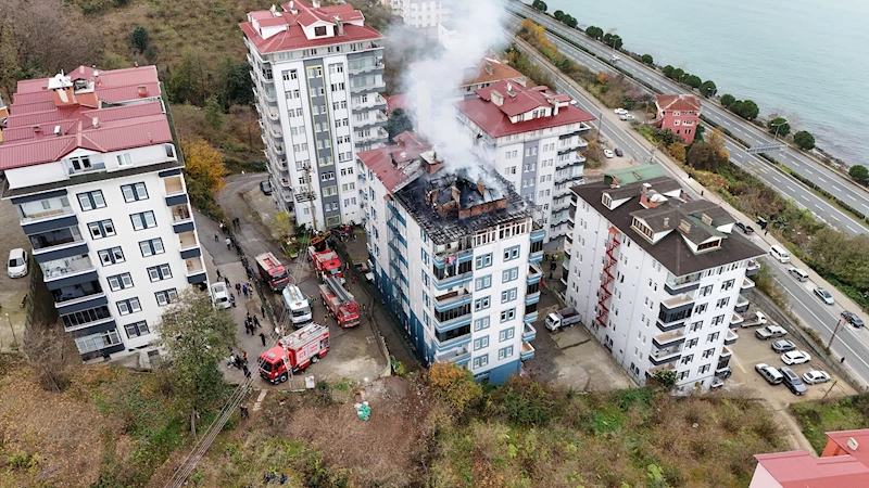 Trabzon’da 7 katlı binanın çatısı yandı