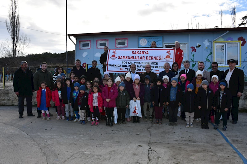 Sakarya Samsunlular Derneğinden kırsal mahallelerdeki öğrencilere giyim yardımı