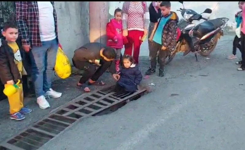 Ayağı mazgala sıkışan çocuğu, itfaiye ekipleri kurtardı