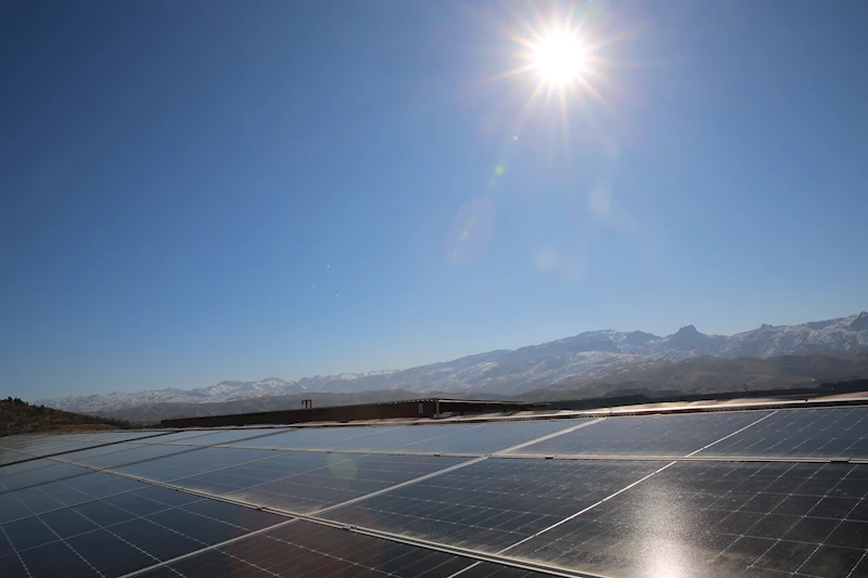 Öğrencilerin çatıya kurduğu 495 panelle fakültenin elektrik ihtiyacı karşılanıyor