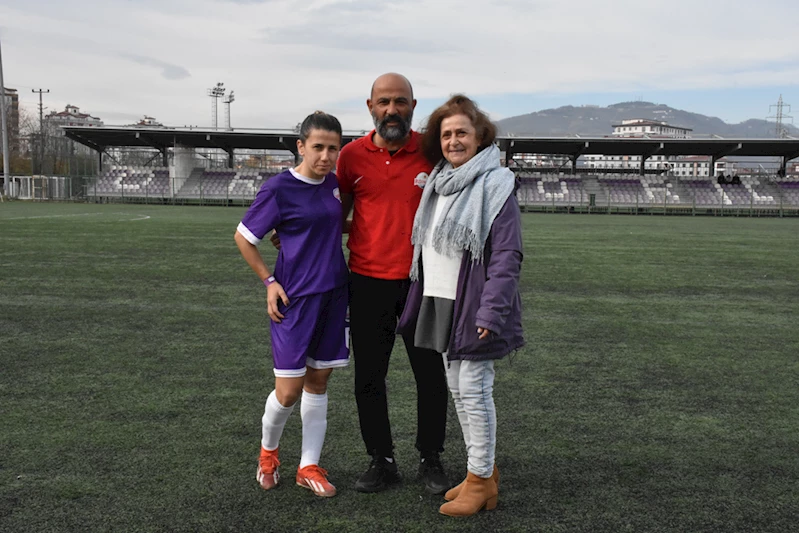 Futbolcu Ezgi, eşi ve kayınvalidesiyle aynı takımın başarısı için çaba gösteriyor