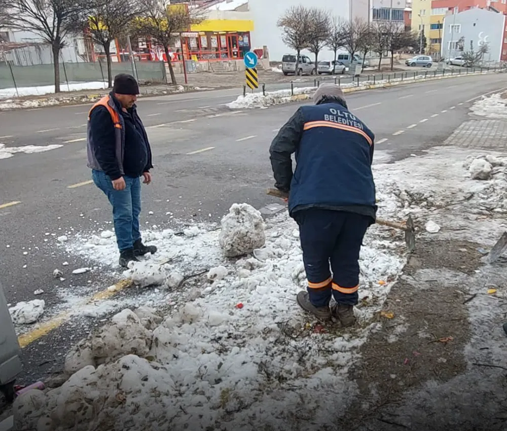 Oltu Belediyesi Kaldırımlarda Kar Küreme ve Tuzlama Çalışmalarını Sürdürüyor