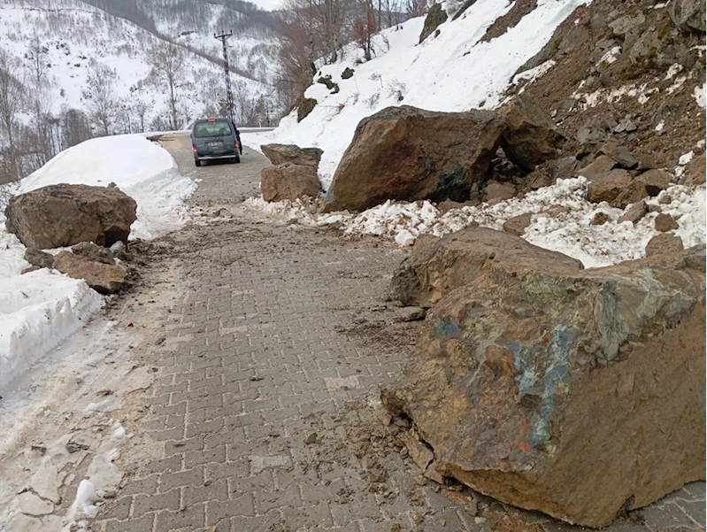 Tokat İl Özel İdaresi ilçelerde karla mücadele ve yol düzenleme çalışmalarına devam ediyor