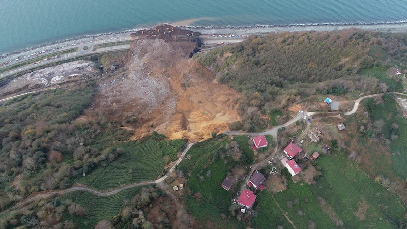 Heyelanın vurduğu Karadeniz Sahil Yolu