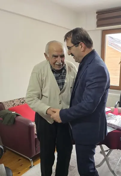 Artvin İl Milli Eğitim Müdürü 95 Yaşındaki Emekli Öğretmen Osman Altun’a Duygusal Ziyaret