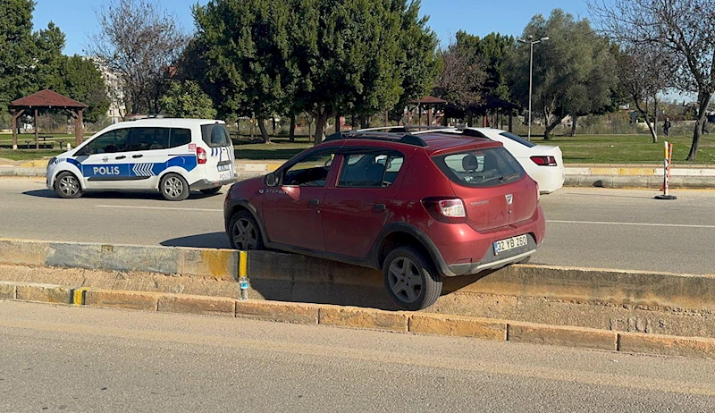 Su kanalında asılı kalan otomobilin sürücüsü yaralandı