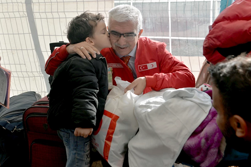 Yıllardır görmediği babasına kavuşmak için Cilvegözü Gümrük Kapısı’ndan geçmeyi bekliyor (3)