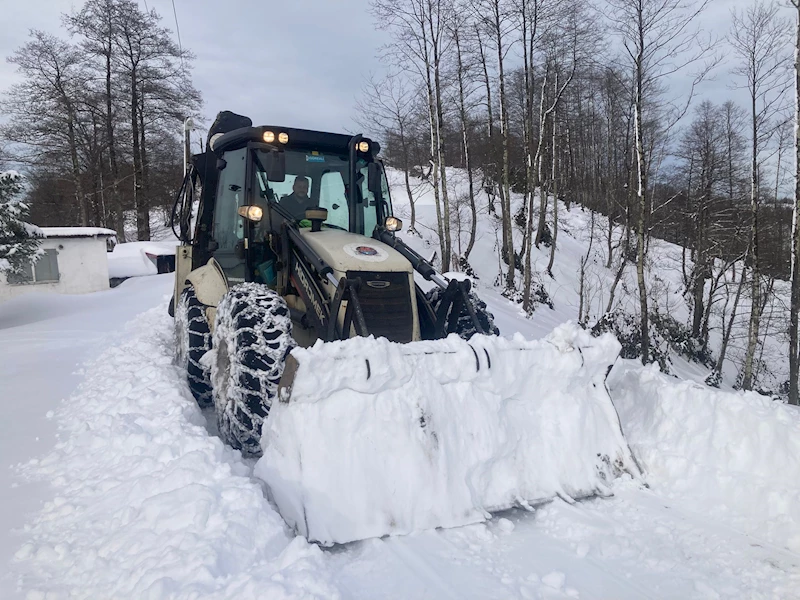 Doğu Karadeniz’de 330 yerleşim yerinin yolu kardan kapandı