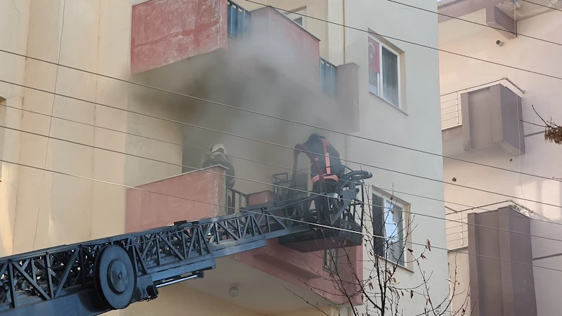 Çakmakla oynayan çocuk yangın çıkardı, 2 kişi dumandan etkilendi 