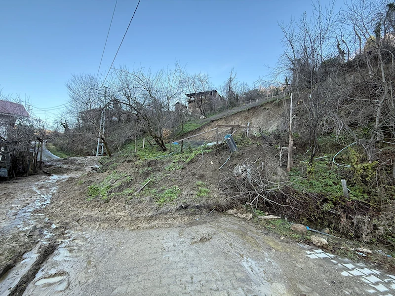 Bartın’da heyelan köy yolunu kapattı