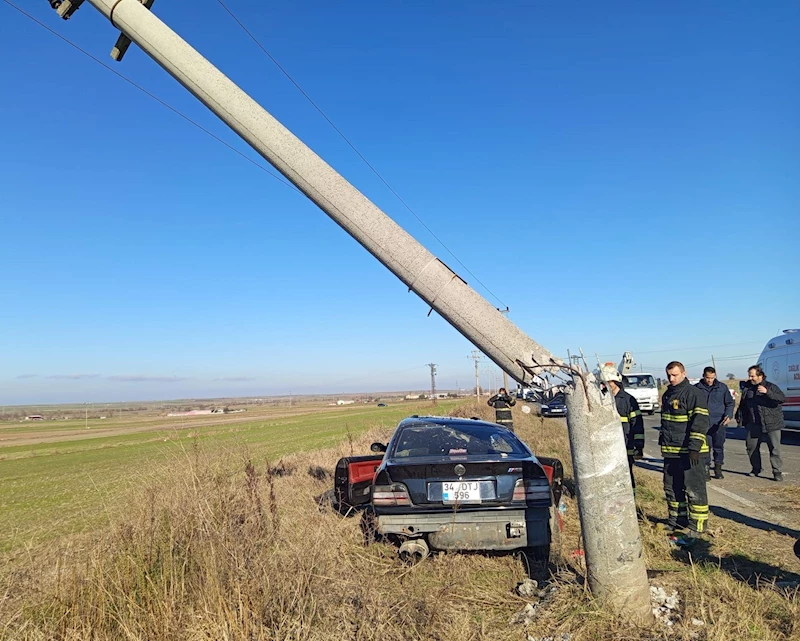  Elektrik direğine çarpan otomobilde 2 kişi yaralandı