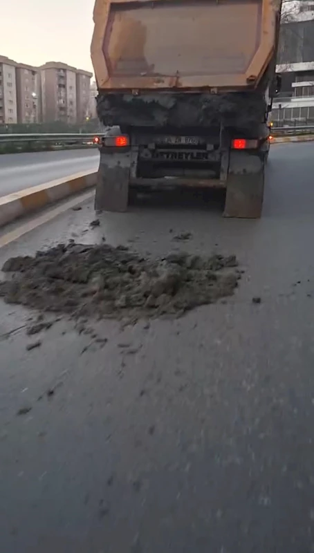 İstanbul - Kağıthane’de hafriyat kamyonu yola çamur dökerek ilerledi; motosikletli kaza atlattı