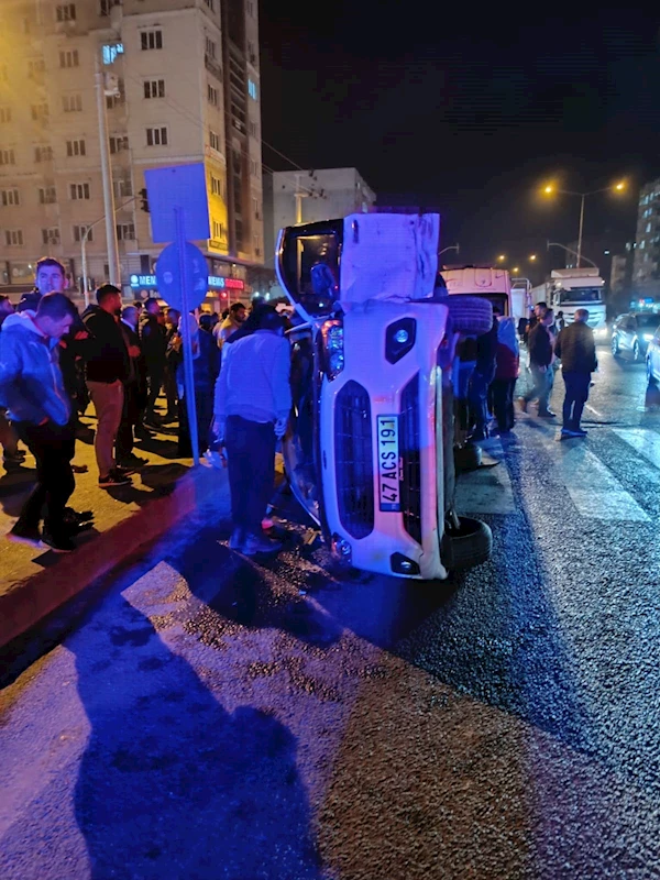 Mardin’de kamyonetle çarpışan hafif ticari araç yan yattı: 4 yaralı 