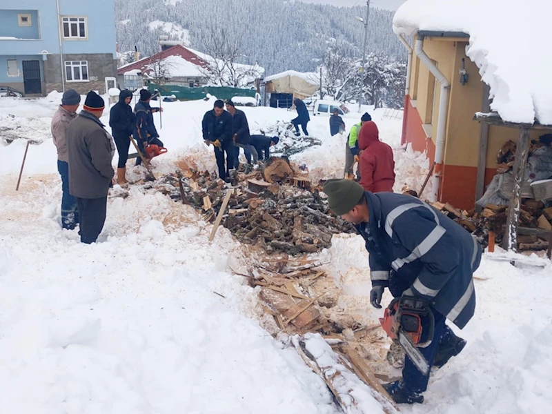 Köylüler el ele verip köy okulunun kışlık odununu kestiler