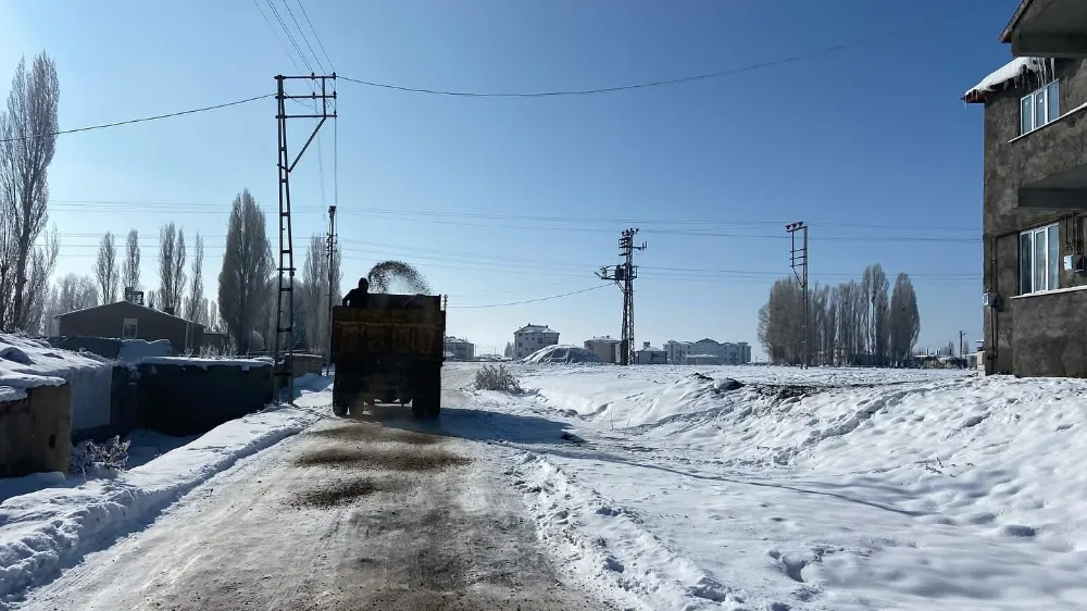 Horosan Belediyesi Ekipleri, Buzlanmaya Karşı Erken Saatlerde Tuzlama Çalışmalarına Başladı