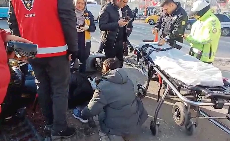 Tramvaya çarpan motosikletteki baba ile oğlu yaralandı