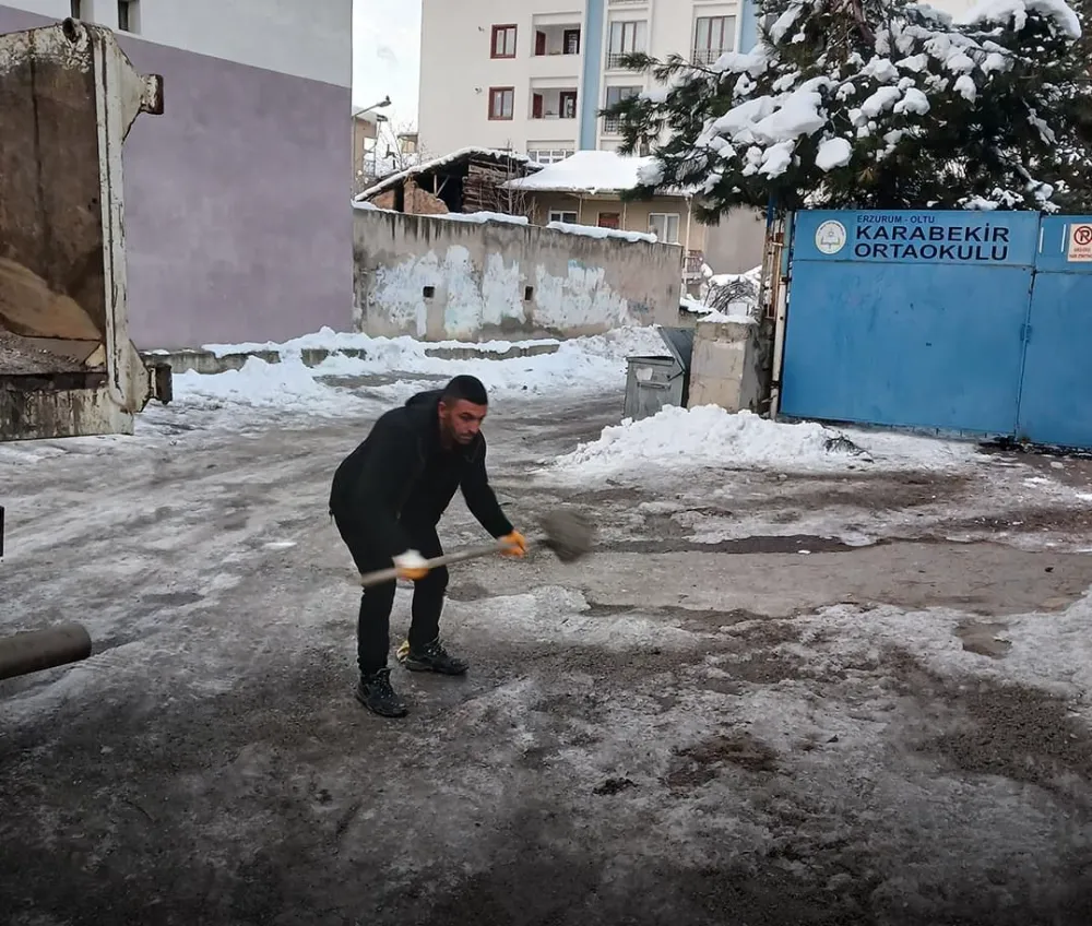 Oltu Belediyesi, Okul Yollarında Karla Mücadele İçin Tuzlama Yapıyor