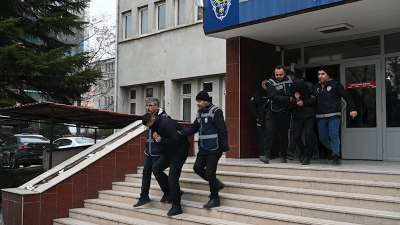 Annesiyle gönül ilişkisi olduğunu düşündüğü kişiyi öldürmüştü; baba- oğul adliyeye sevk edildi