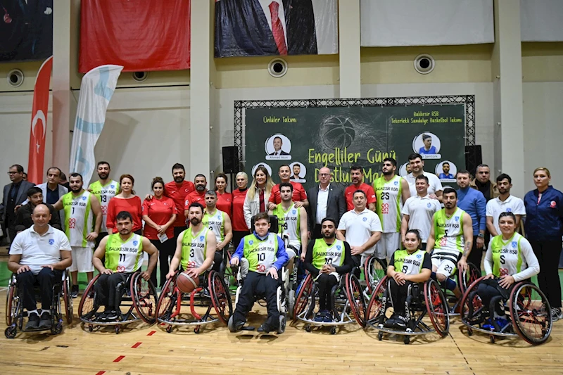 Ünlüler, tekerlekli sandalyede dostluk maçına çıktı