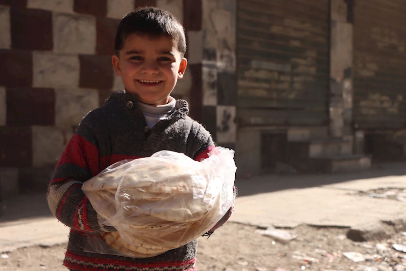 İHH, Halep halkına 36 bin adet ekmek dağıttı