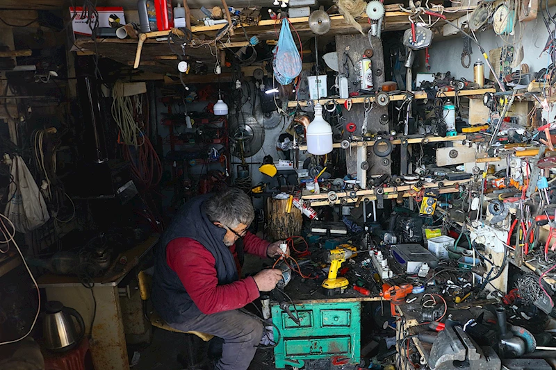 Hurdaya çıkan aletleri tamir edip köylülerin kullanımına sunuyor