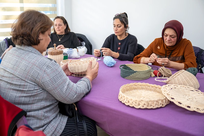 Kadınlar el işi kurslarında yeteneklerini keşfediyor 