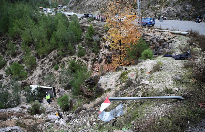 Yoldan çıkan kamyonet 25 metre yuvarlandı: 1 ölü, 1 yaralı