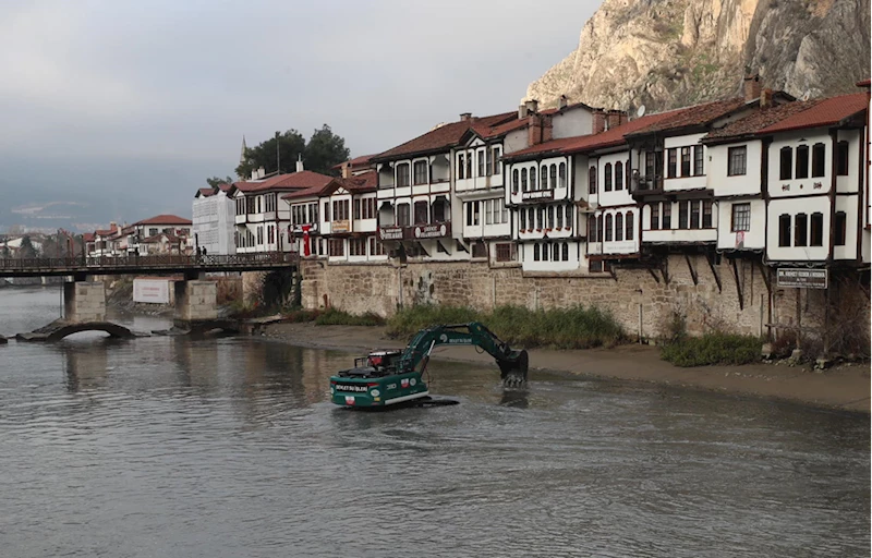 Amasya Yeşilırmak’ta temizlik ve dolgu çalışması