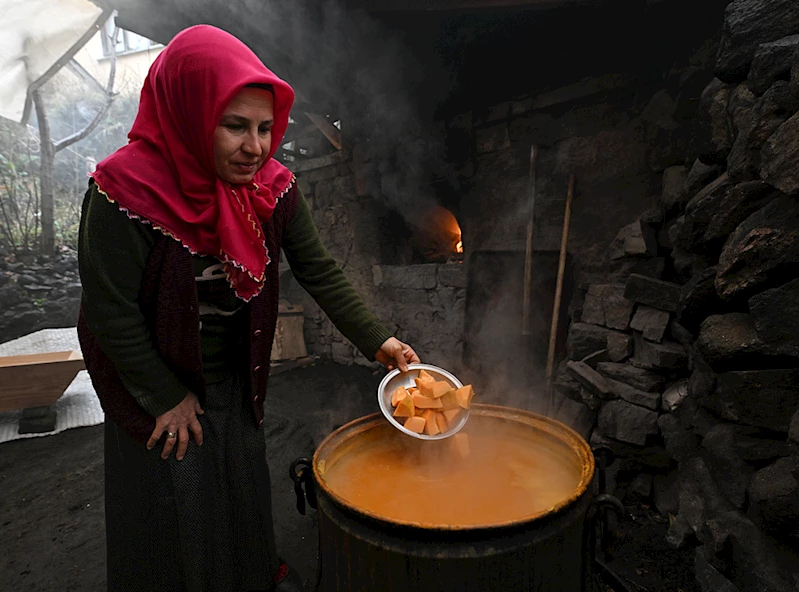 Köydekiler Köşeli ailesinin pişirip dağıttığı bal kabaklı mısır ekmeğini bekliyor 